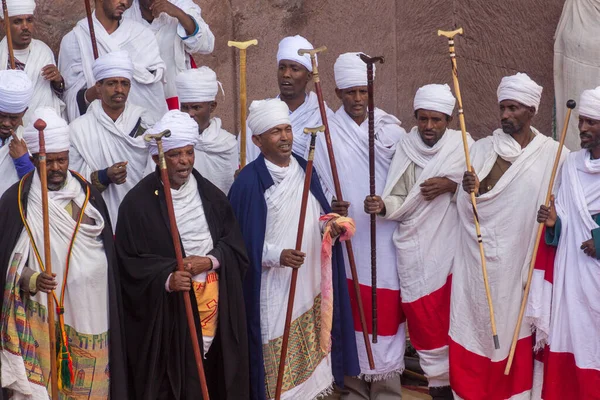 Лалибела Этиопия Марта 2019 Христианские Священники Перед Бет Марьям Скалистой — стоковое фото