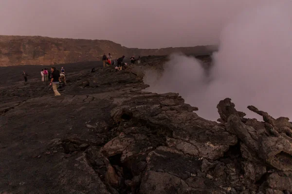 Afar Éthiopie Mars 2019 Touristes Bord Cratère Volcanique Erta Ale — Photo