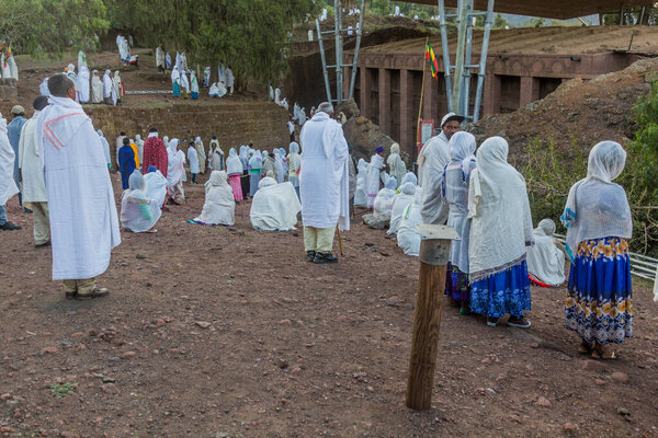 ЛАЛИБЕЛА, ЭТИОПИЯ - 31 марта 2019 года: группа преданных во время воскресной службы в церкви Bet Medhane Alem, высеченной в скале в Лалибэле, Эфиопия
