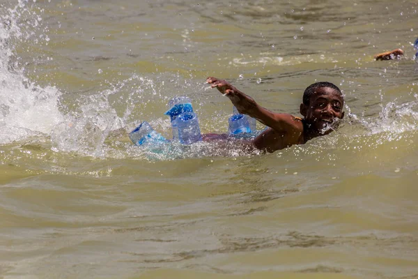 Tana Etiopia Kwiecień 2019 Dzieci Pływające Jeziorze Tana Przy Użyciu — Zdjęcie stockowe