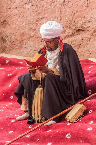 Lalibela Ethiopia 2019年3月29日 基督教牧师在埃塞俄比亚拉利贝拉的岩石切割教堂Bet Maryam前阅读一本圣书 — 图库照片