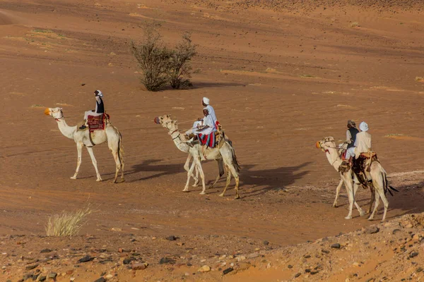 Meroe Sudan March 2019 Locals Riding Camels Pyramids Meroe Sudan — Stock Photo, Image