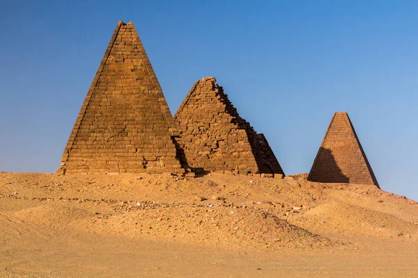 スーダンのカリマ町近くの砂漠のバルカルピラミッド — ストック写真