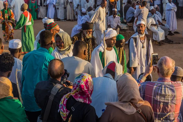 Omdurman Sudan Marca 2019 Ludzie Oglądają Wirujące Derwisze Sufi Podczas — Zdjęcie stockowe