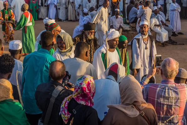 OMDURMAN, SUDAN - 8 Mart 2019: İnsanlar Sudan, Omdurman 'daki Hamed al Nil mezarlığında düzenlenen dini tören sırasında Sufi Dönen Dervişler' i izliyor
