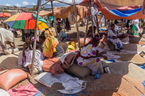 Lalibela Etiopie Března 2019 Ženy Prodávají Obilí Sobotním Trhu Lalibele — Stock fotografie