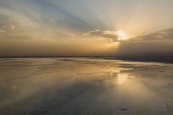 Zonsondergang Reflecterend Zoutvlaktes Danakil Depressie Ethiopië — Stockfoto