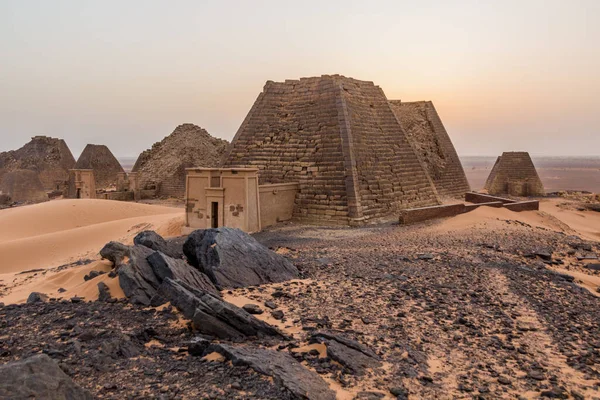 スーダンのメロエのピラミッド — ストック写真