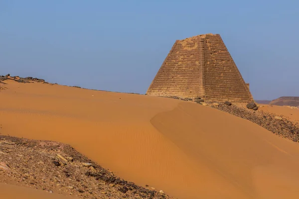 スーダンのメロエのピラミッドの眺め — ストック写真