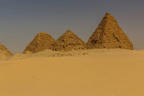 スーダンのカリマ町近くの砂漠のヌリピラミッド — ストック写真