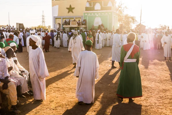 OMDURMAN, SUDAN - 8 Mart 2019: Sufi Dönen Dervişleri Omdurman, Sudan 'daki Hamed al Nil mezarlığında düzenlenen dini tören sırasında