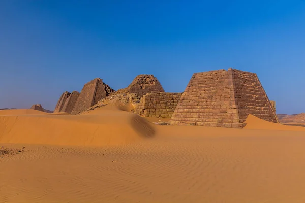 スーダンの砂漠に位置するメロエのピラミッド — ストック写真