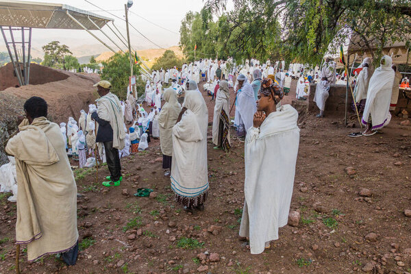 ЛАЛИБЕЛА, ЭТИОПИЯ - 31 марта 2019 года: Группа молящихся во время воскресной службы в Бет Медхане Алем, высеченной в скале церкви в Лалибела, Эфиопия