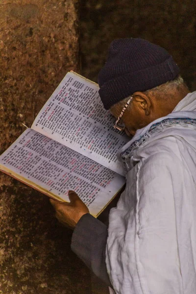 Lalibela Etiópia Março 2019 Sacerdote Cristão Lendo Uma Bíblia Frente — Fotografia de Stock