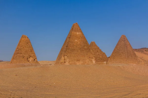 スーダンのカリマ町近くの砂漠のバルカルピラミッド — ストック写真