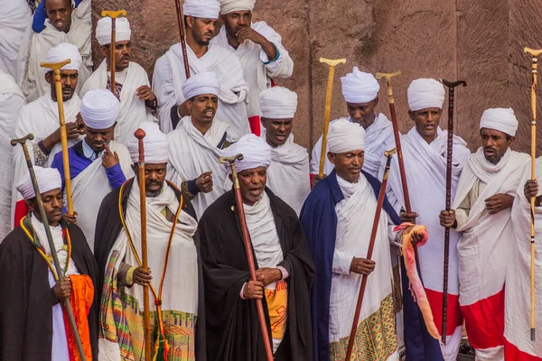 Lalibela Etiópia Março 2019 Sacerdotes Cristãos Frente Bet Maryam Igreja — Fotografia de Stock