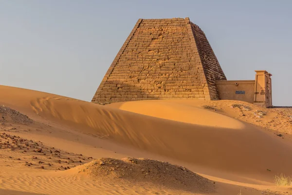 スーダンに位置するメロエのピラミッド — ストック写真