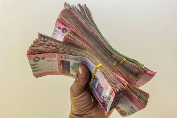 手持成堆的苏丹镑钞票 — 图库照片