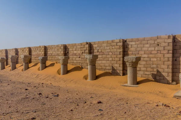 Eski Dongola 'daki sütunların kalıntıları Sudan' da terk edilmiş.