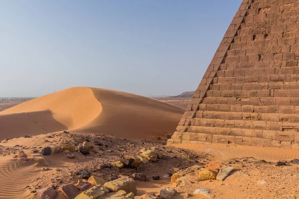 スーダンのサハラ砂漠にある メロエの詳細のピアミド — ストック写真