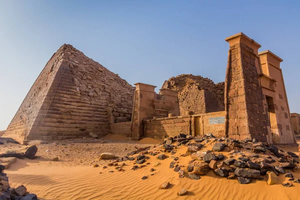 スーダンのサハラ砂漠に位置するメロエピラミッド — ストック写真