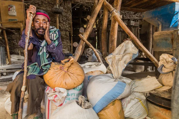 Lalibela Etiopia Marca 2019 Miejscowy Człowiek Workami Mąki Ziaren Młynie — Zdjęcie stockowe