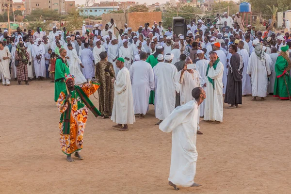 Omdurman Sudan Marca 2019 Ludzie Obserwują Wirujące Derwisze Sufi Podczas — Zdjęcie stockowe