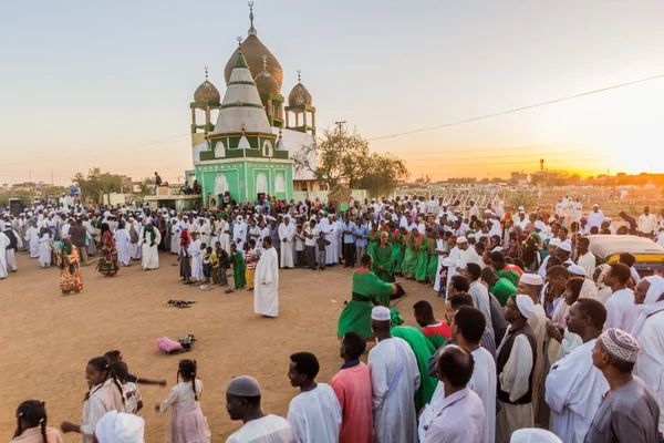 OMDURMAN, SUDAN - 8 Mart 2019: İnsanlar Sufi Dönen Dervişleri Omdurman, Sudan 'daki Hamed al Nil mezarlığında düzenlenen geleneksel Cuma ayini sırasında gözlemlediler