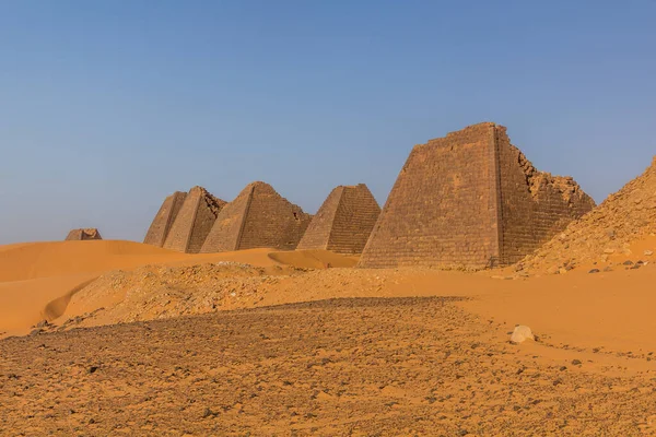 スーダンのサハラ砂漠に位置するメロエのピラミッド — ストック写真
