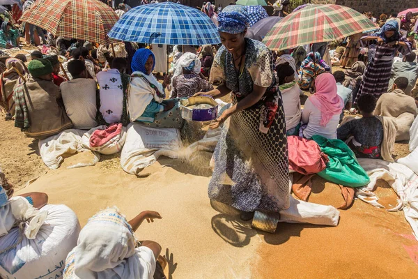 Lalibela Etiopia Marca 2019 Ludzie Sprzedający Ziarna Sobotnim Targu Lalibeli — Zdjęcie stockowe