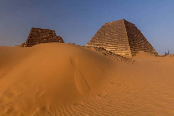 スーダンの砂漠に位置するメロエのピラミッド — ストック写真