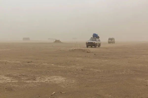 Veicoli Turistici Durante Una Tempesta Sabbia Nella Depressione Danakil Etiopia — Foto Stock