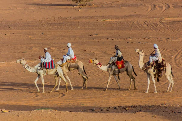 2019年3月4日 苏丹马罗埃 当地居民在苏丹梅罗埃金字塔附近骑骆驼 — 图库照片