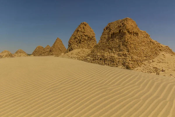 スーダンのカリマ町近くの砂漠のヌリピラミッド — ストック写真