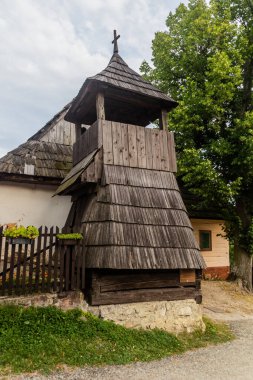 Slovakya 'nın Nizke Tatry dağlarındaki Vlkolinec köyündeki ahşap çan kulesi