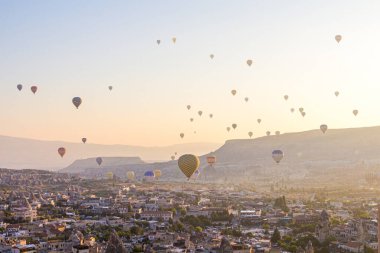 Kapadokya 'nın Goreme kasabası üzerinde sıcak hava balonları