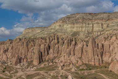 Türkiye 'nin Kapadokya kentindeki Gül Vadisi' nin Kaya oluşumları (Peri Bacaları)