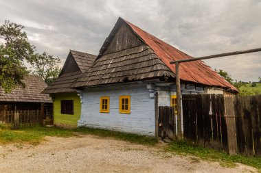 Slovakya 'nın Nizke Tatry dağlarındaki Vlkolinec köyündeki eski evler