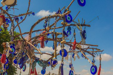 Kapadokya 'nın Goreme kasabası yakınlarındaki bir ağaca nazar boncuğu takıldı