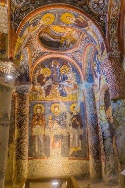 GOREME, TURKEY - 19 Temmuz 2019: Karanlık Kilisedeki Freskler (Karanlik Kilise) Kapadokya, Türkiye 'de Goreme' de hava müzesi açıldı