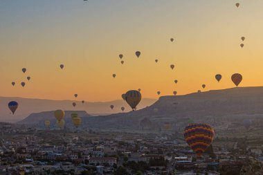 Kapadokya 'nın Goreme kasabası üzerinde sıcak hava balonları