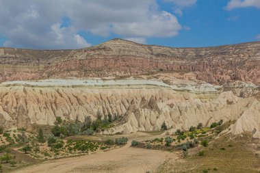 Kapadokya 'da Goreme yakınlarında kaya oluşumları
