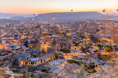 Kapadokya 'daki Goreme köyünün sabah erken saatlerde hava görüntüsü