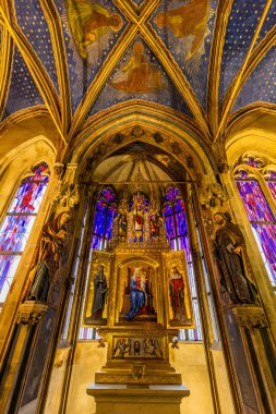 PRAG, CZECH Cumhuriyet - 17 ARALIK 2020: Çek Cumhuriyeti Prag 'daki Eski Belediye Sarayı Şapeli