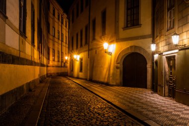 Çek Cumhuriyeti Prag 'ın merkezindeki bir ara sokağa gece görüşü