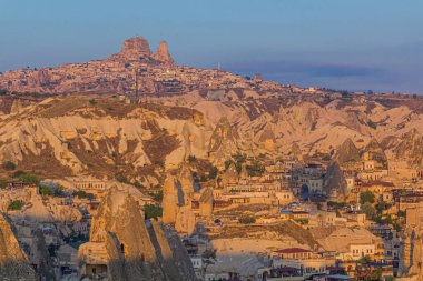 Kapadokya 'nın Goreme köyü üzerindeki Uchisar kaya kalesine bakın, Türkiye