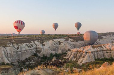 GOREME, TURKEY - 20 Temmuz 2019: Kapadokya, Türkiye üzerinde sıcak hava balonları