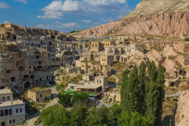 Kapadokya 'daki Cavusin mağara köyü manzarası
