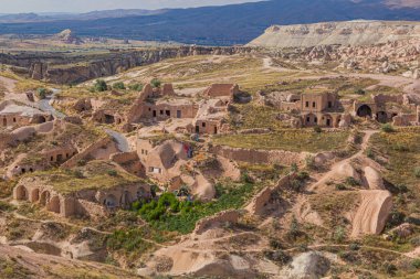 Kapadokya 'daki Cavusin mağara köyü manzarası