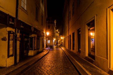 PRAG, CZECH Cumhuriyet - 13 Kasım 2020: Çek Cumhuriyeti 'nin Prag merkezindeki bir ara sokağa gece görüşü